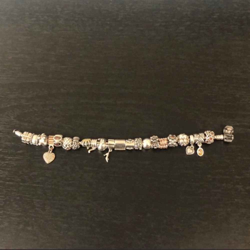 Authentic Pandora bracelet with sterling silver charms - Picture 3 of 16